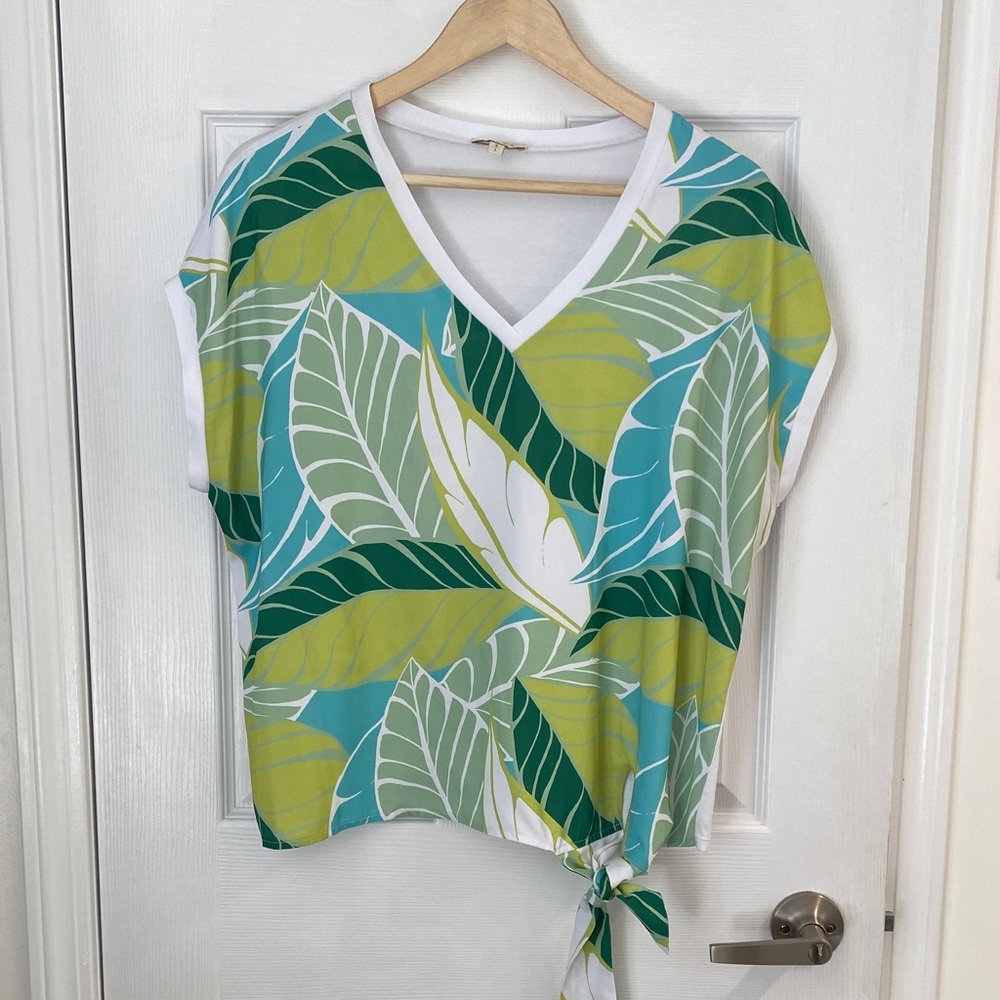 Laura Women's Leaf Print V-Neck Tie Hem Top, size large